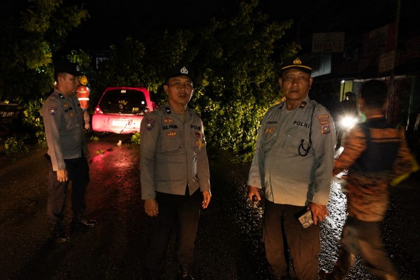 Antisipasi Kemacetan, Polsek Siantar Utara Atur Lalu Lintas Akibat Pohon Tumbang