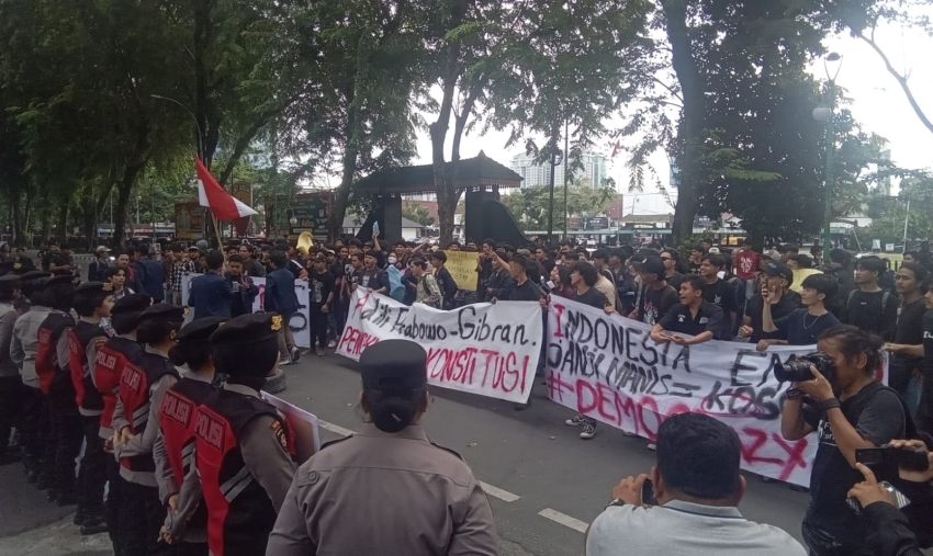 Massa Mahasiswa di Medan "Kepung" Gedung DPRD Sumut, Nyaris Terjadi Ricuh