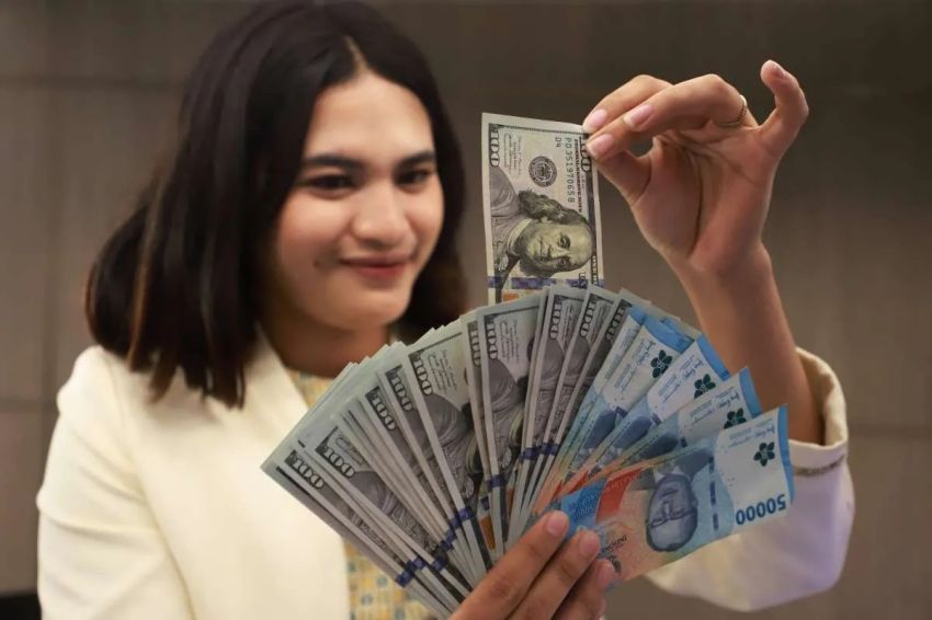 Jelang Rilis Data Inflasi, Rupiah Kian Dekati Level 18.000 per Dolar AS