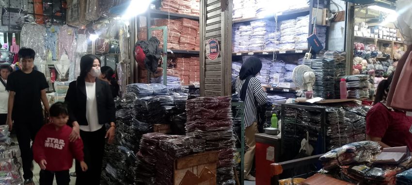 Pedagang Seragam Sekolah di Pusat Pasar Medan Andalkan Penjualan Offline