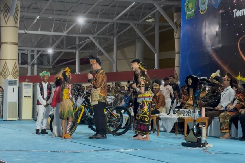 Gibran Beri Keyboard ke Peserta Pesparawi asal Aceh, Minta Bupati Tanggung Ongkos Bagasi