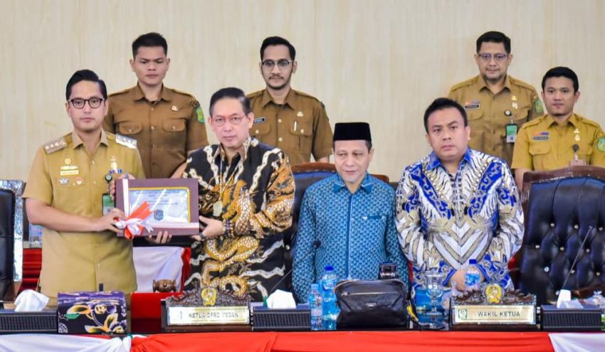 Wali Kota Medan Rico Waas Sampaikan LPj Pelaksanaan APBD
