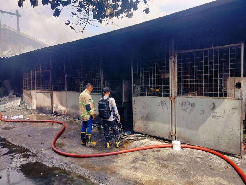 Pabrik Mainan dan Plastik di Medan Johor Terbakar