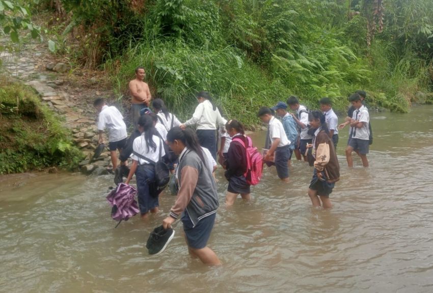 Puluhan Siswa Seberangi Sungai Ya'a Demi Sekolah di Nias, Pemerintah Diharapkan Bangun Jembatan