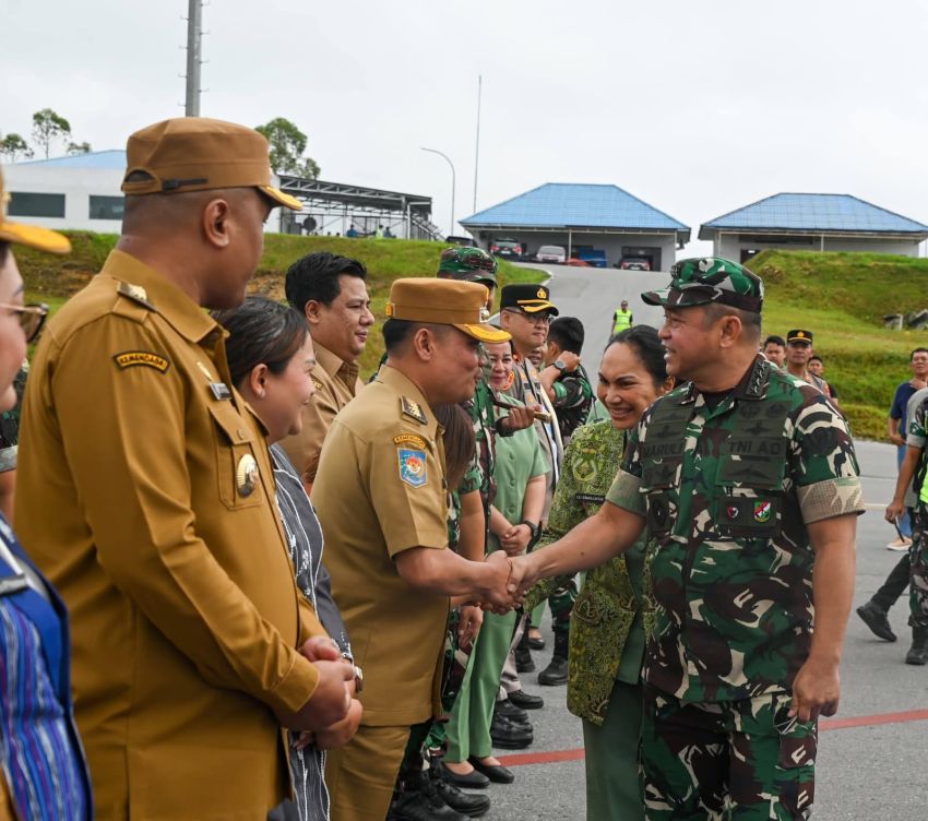 Perkuat Sinergi dengan TNI, Bupati Humbahas Dampingi KASAD Kunker di Toba