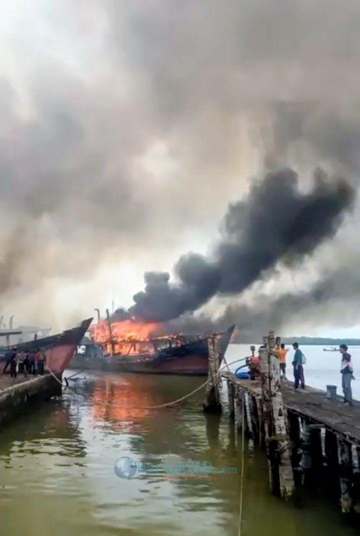 4 Kapal Penangkap Ikan di Belawan Terbakar