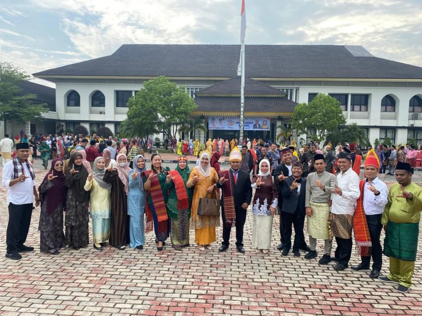 Pakai Baju Adat, Jajaran Disdik Labura Hadiri Upacara Harganas ke-33