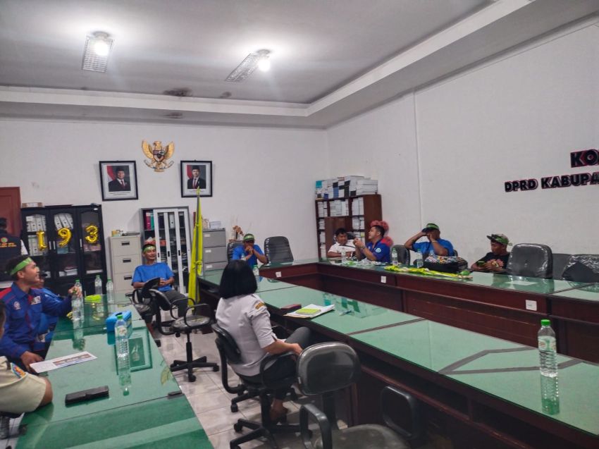 Aksi Damai, Massa PC FSP KEP SPSI Duduki Ruangan Komisi IV DPRD Simalungun
