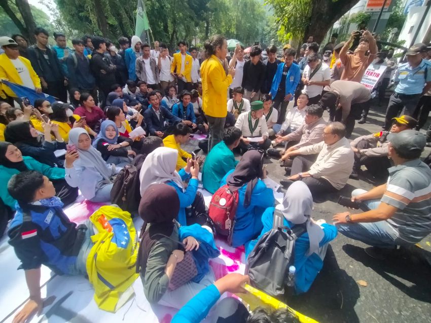 Massa Aliansi Mahasiswa Menggugat Unjuk Rasa ke DPRD SU, Sampaikan 7 Tuntutan