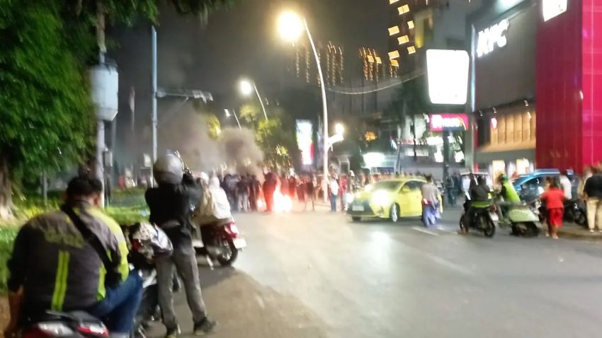 Tolak Kenaikan BBM, Massa Gelar Demo di Cikini Pada Malam Hari