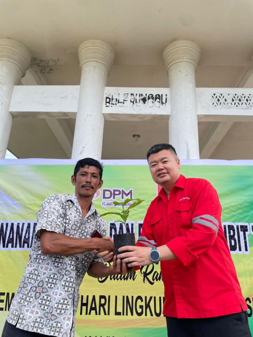 Sambut Hari Lingkungan Hidup Sedunia, PT Dairi Prima Mineral Bagikan 1.400 Bibit Kemiri dan Kopi kepada Petani