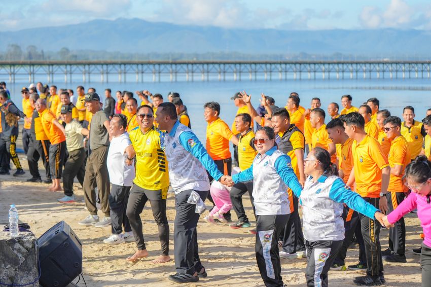 Penuh Keakraban Bersama Forkopimda, Polres Toba Laksanakan Olahraga Bersama