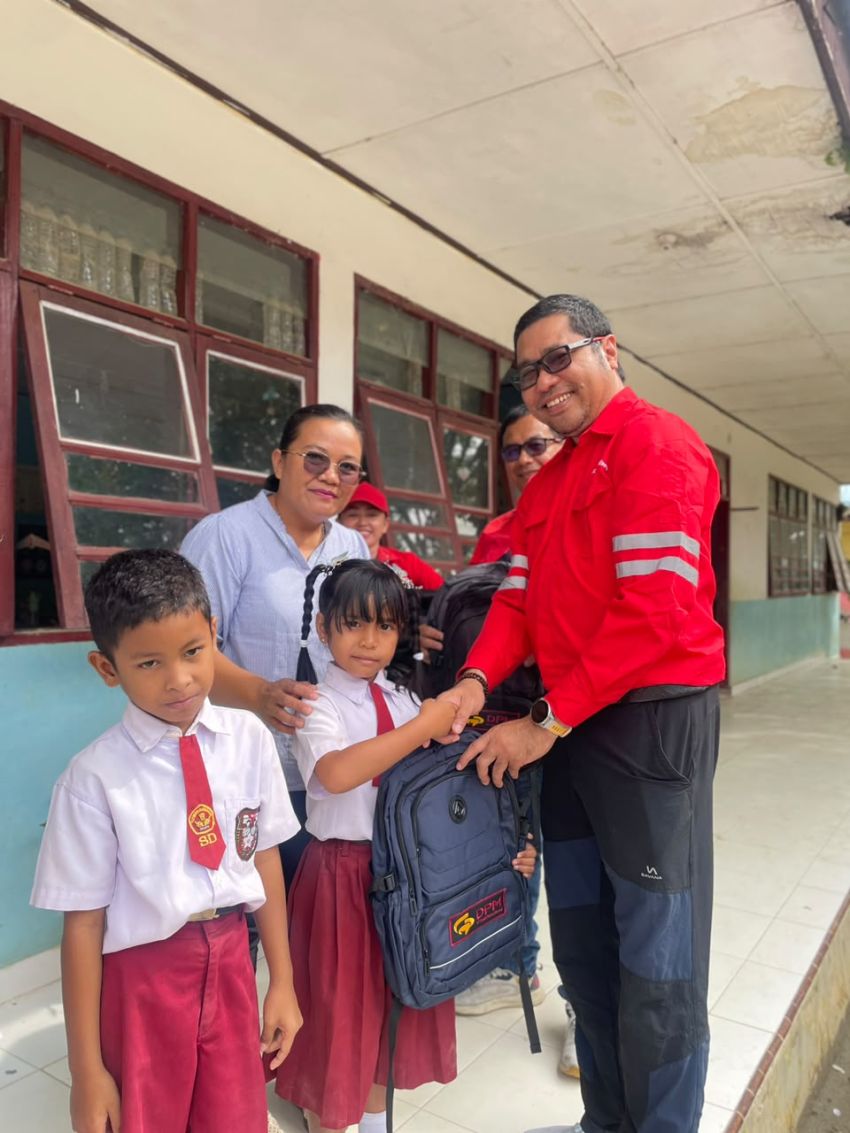 Dairi Prima Mineral Salurkan Bantuan Tas Sekolah kepada 132 Siswa Berprestasi