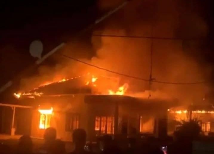 Tiga Rumah Dibakar dan Satu Mayat Ditemukan di Labura