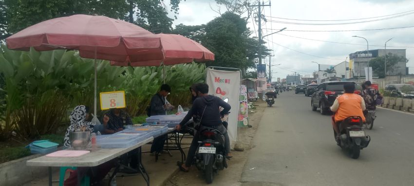 PKL Kembali Berjualan di Trotoar Taman Cadika, Kecamatan Medan Johor Kewalahan