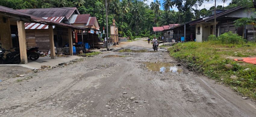 Sering Dilintasi Truk Fuso Bermuatan Berat, Jalan Tetehosi Menuju Ulugawo Nias Rusak Berlumpur