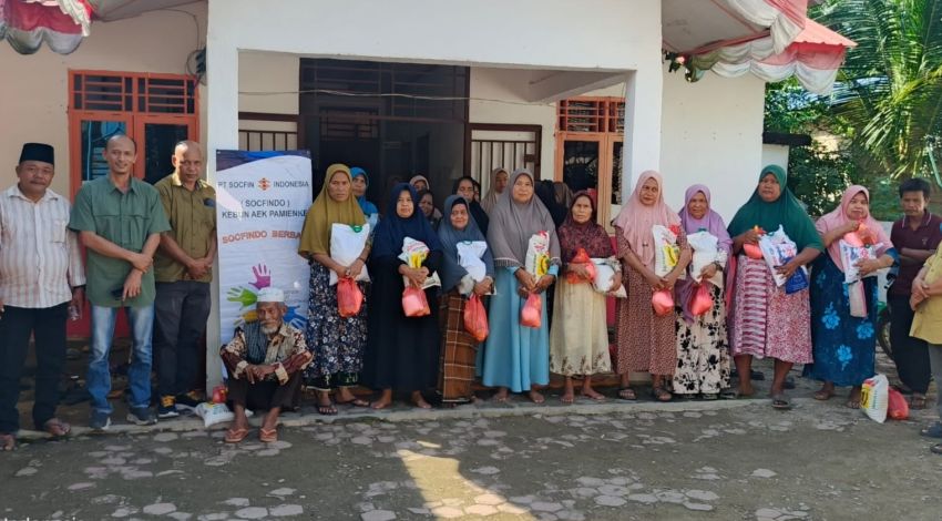 PT Socfindo Aek Pamienke Bagikan 100 Paket Bahan Makanan di Desa Bangunrejo