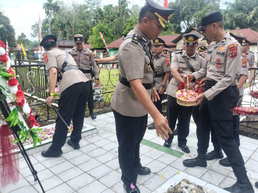 Polres Palas Tabur Bunga di TMP Paringgonan, Kenang Jasa Pahlawan