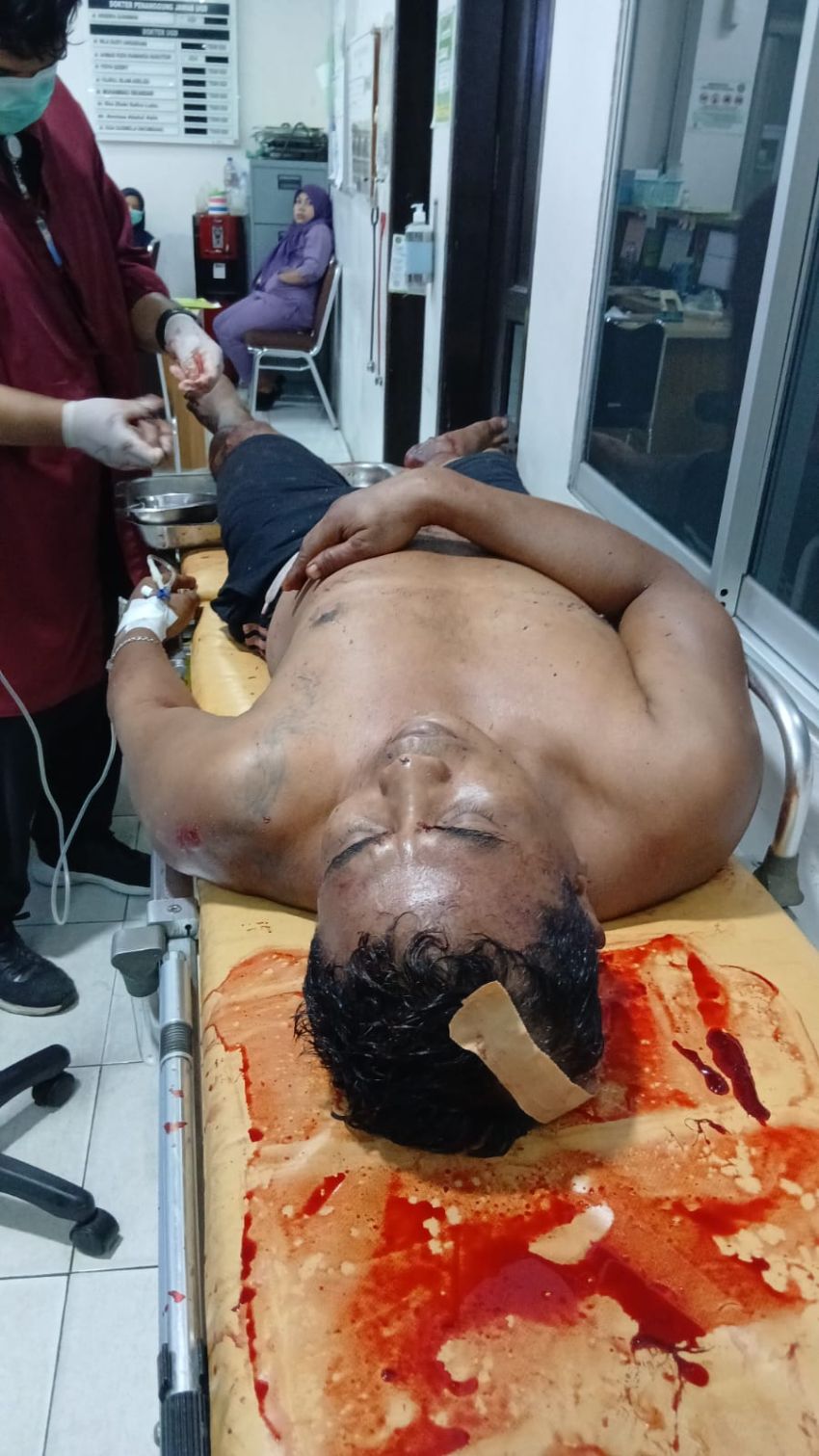 Seorang Pria Diculik, Dibacok Brutal hingga Dibuang Bersimbah Darah di Depan Rumah Sakit