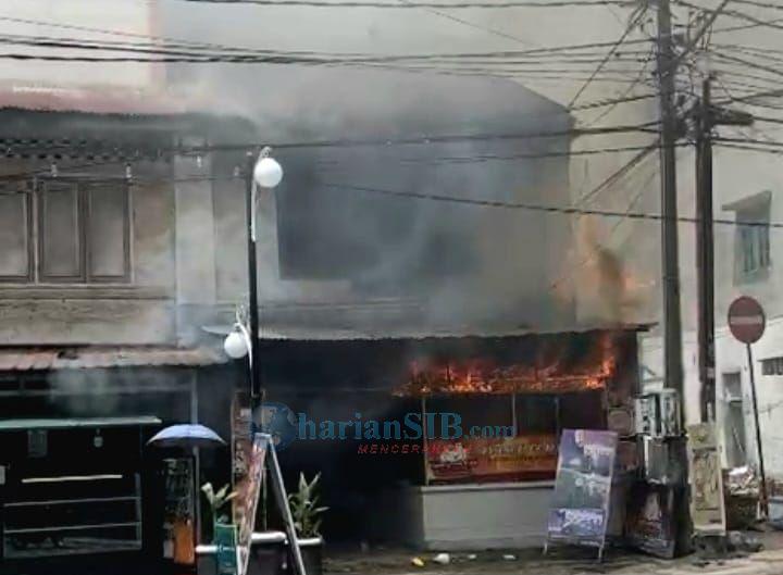 Ruko RM Ayam Goreng Utuh Terbakar di Lubukpakam