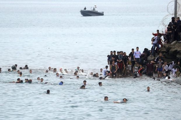 Ribuan Migran Tembus Ceuta, Spanyol Kerahkan Aparat