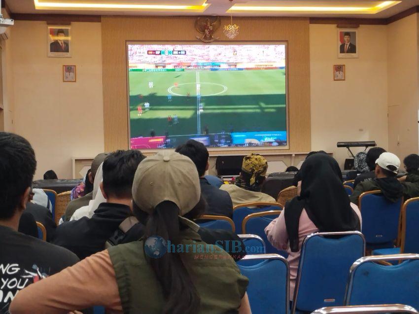 Bupati Simalungun Bersama Masyarakat Nobar Piala Dunia