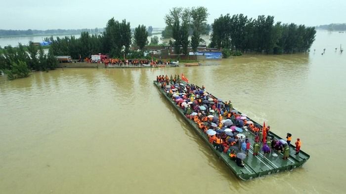 Disorot Dunia, China Pakai Jembatan Apung untuk Evakuasi Korban Banjir