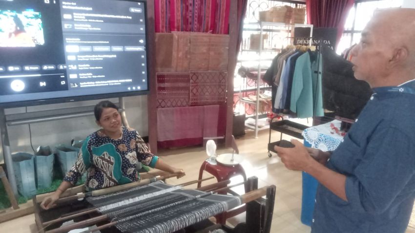 Tenunan Ulos dan Songket Tampil di PRSU ke 50 di Medan