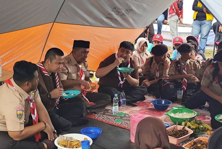 Bupati Makan Siang Bersama Kontingen Pramuka Labura di Jamdasu XI Sibolangit