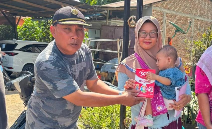 Kades Gunungmelayu Serahkan Bantuan Susu kepada Balita dan Bumil
