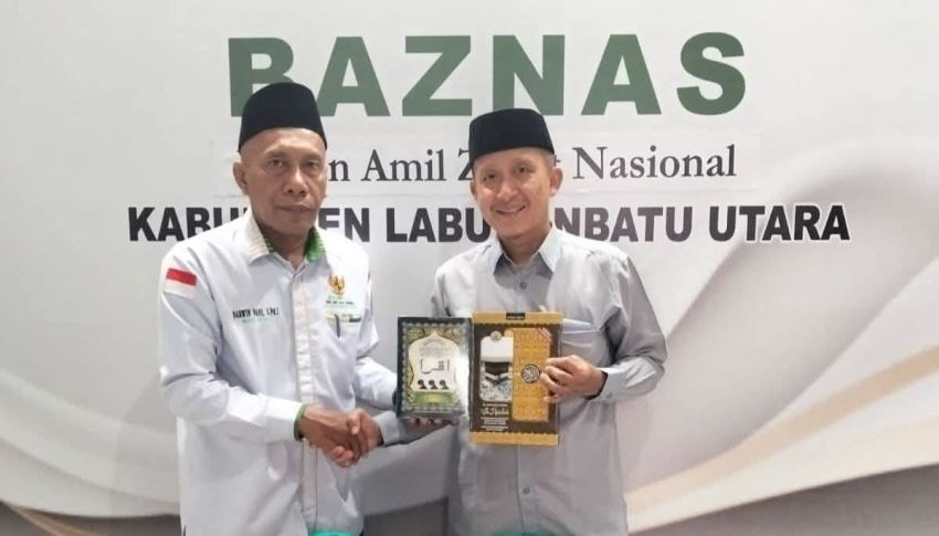 Baznas Labura Salurkan Puluhan Al-Quran dan Buku Iqra ke SDN 112279 Aekkanopan