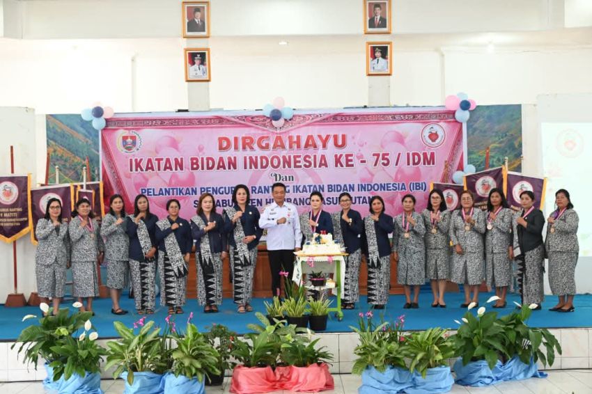 Bupati Humbahas: Bidan Desa Garda Terdepan Wujudkan Generasi Emas 2045