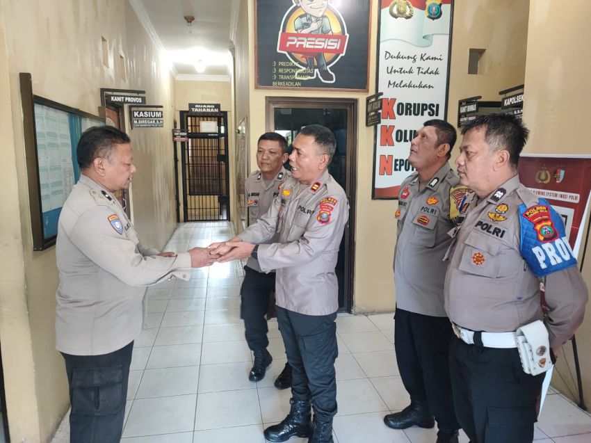 Wujud Kepedulian Pimpinan, Kapolsek TBU Berikan Tali Asih kepada Personel yang Berduka
