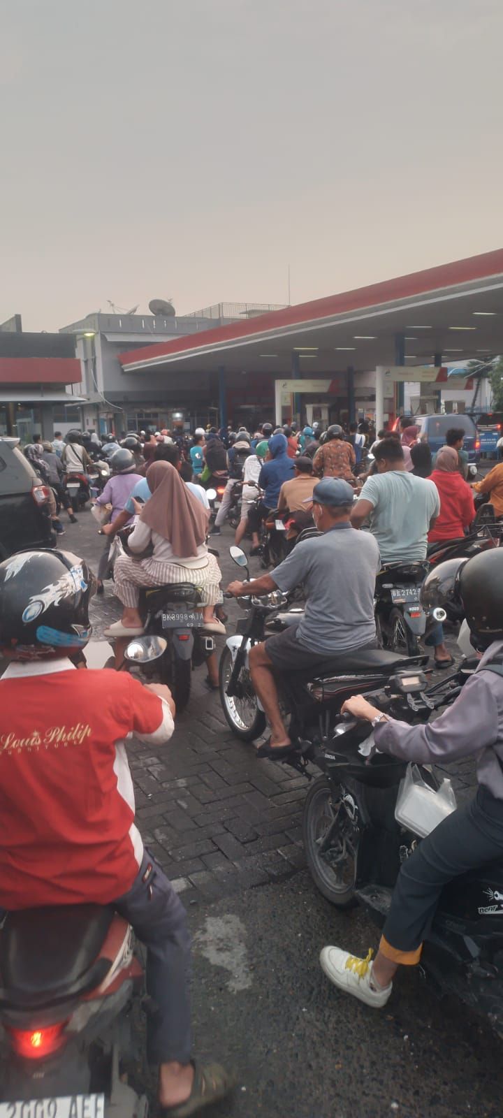 Masyarakat Sulit Mendapatkan BBM, Antrian Panjang di SPBU Medan Utara Masih Terjadi
