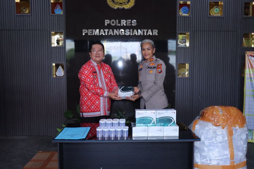 Sinergi Perangi Narkoba, Wali Kota Serahkan Bantuan Alat Tes Urine ke Polres Pematangsiantar