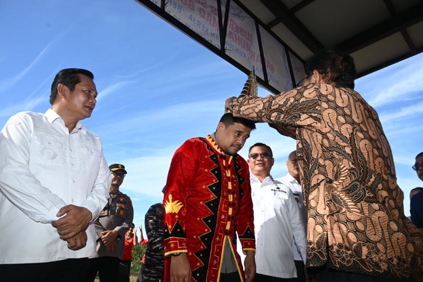 Disambut Warga di Bandara Binaka, Bobby Awali Kunker di Kepulauan Nias