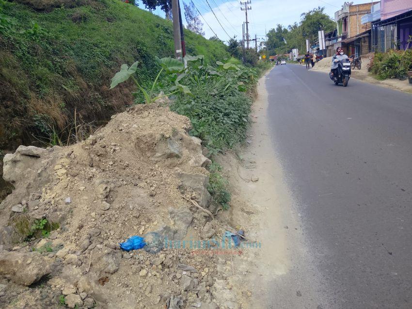 Gundukan Tanah di Bahu Jalan Nasional Saribudolok Ancam Keselamatan Pengguna Jalan