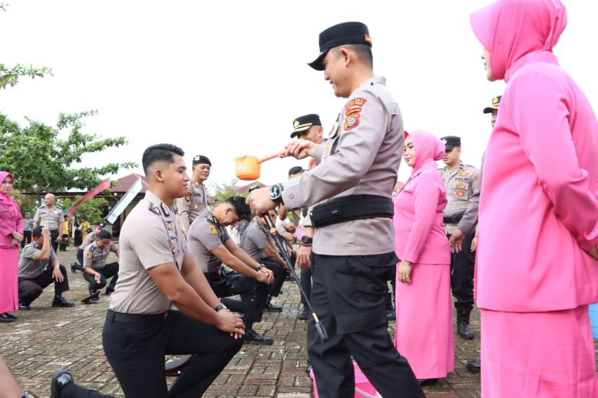 32 Personel dan ASN Polres Tapteng Terima Kenaikan Pangkat