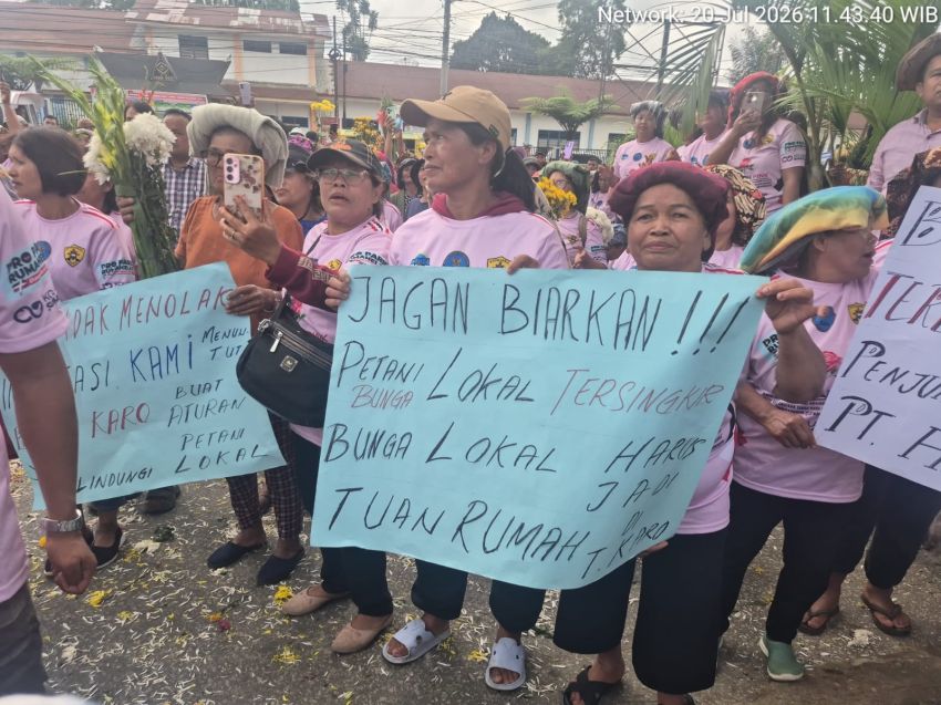 Ratusan Pedagang Bunga Demo Kantor Bupati Karo Desak Toba Hasfarm Hentikan Jual Produknya ke Pasar Lokal