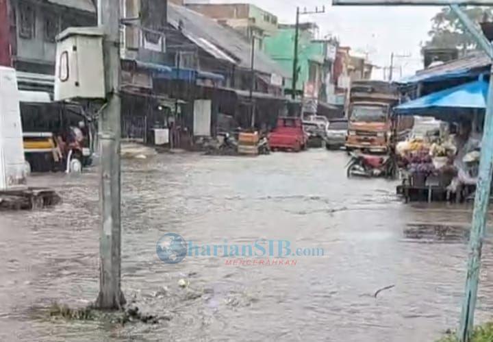 Simpang Empat Saribudolok Banjir Dilanda Hujan Deras