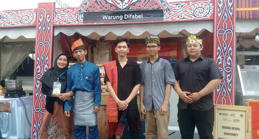 Warung Difabel Sharaswaty Curi Perhatian di Bazar Kuliner Rakernas APEKSI