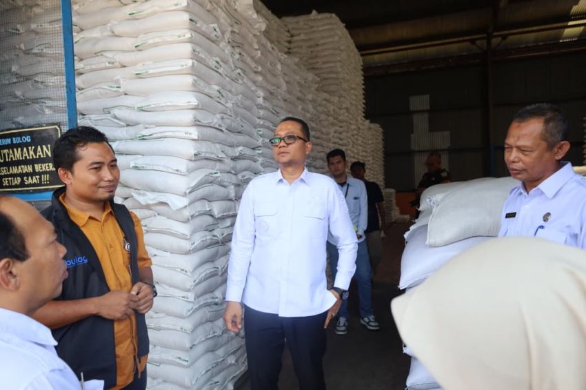 Cek Gudang Bulog, Wawako Tanjungbalai Pastikan Stok Beras Cukup untuk 6 Bulan ke Depan