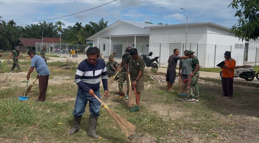 Prajurit Yonif TP 905/TS Gotong Royong Bersama Warga