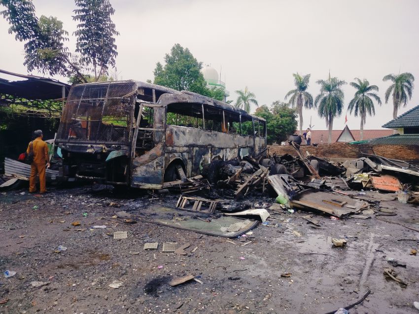 Bus Bekas Hangus Terbakar Saat Dipotong di Medan Selayang