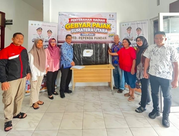 Bayar Pajak Kendaraan, Sopir Angkot di Tapteng Dapat Hadiah TV