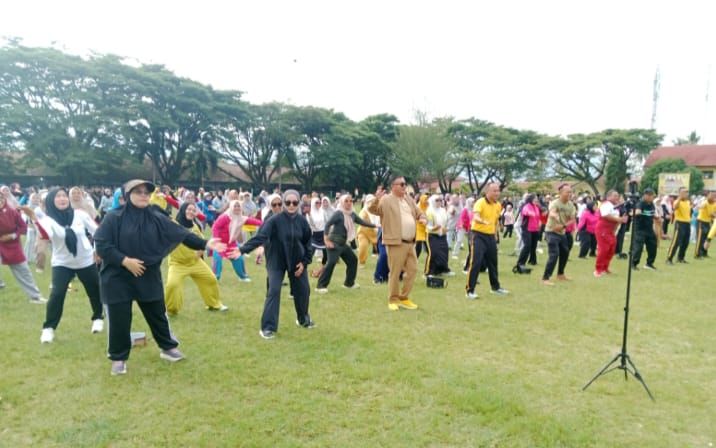 Bupati Salim Fakhry Launching Senam Kreasi Cucuk Layam Perdana di Agara