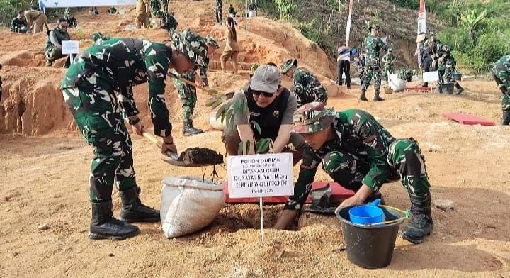 DPN Tanam Pohon di Tapteng, Bupati Masinton Ajak Warga Rawat Lingkungan
