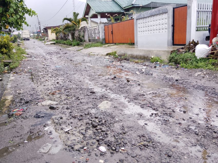 Warga Saribudolok Dambakan Perbaikan Jalan Lingkungan