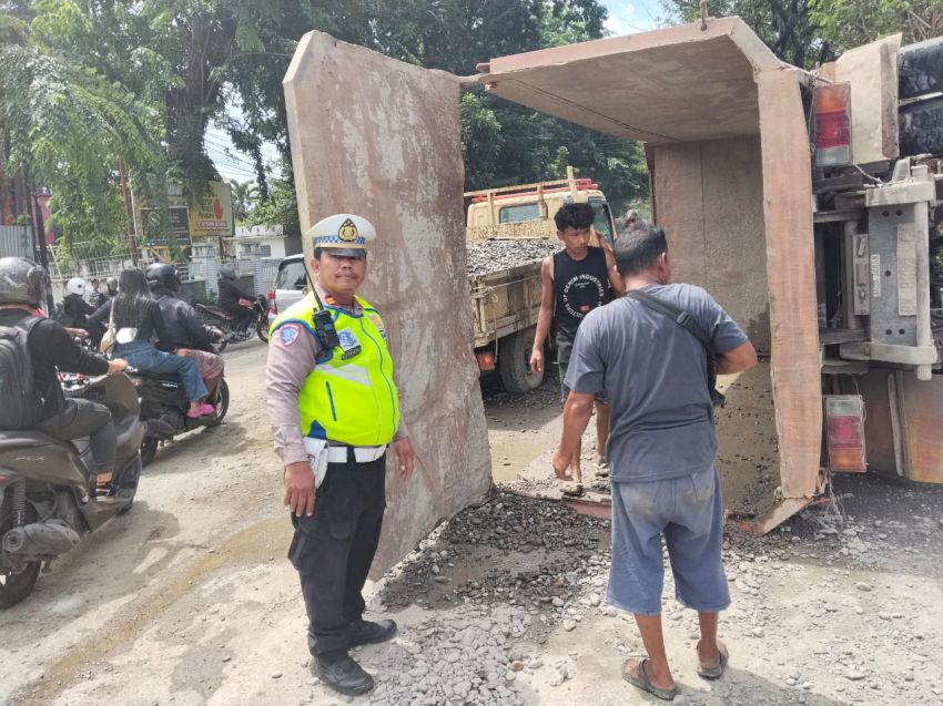 Hindari Sepeda Motor, Dump Truk Bermuatan 20 Ton Kerikil Terbalik di AH Nasution