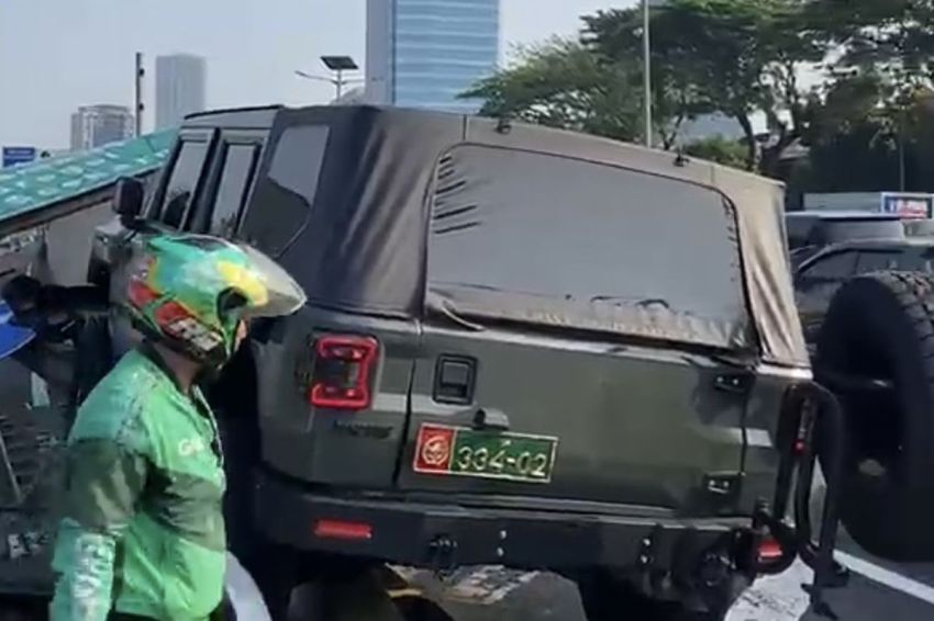 Mobil Dinas TNI Tabrak Tiang Rambu Exit Tol Slipi Sampai Roboh